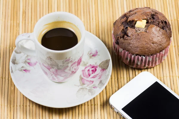 Desayuno con dispositivo móvil —  Fotos de Stock