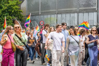 Oslo, Norveç - 28 Haziran 2025: LGBTQ + gurur yürüyüşüne çıkan çeşitli kalabalık, kimlik ve desteği ifade etti