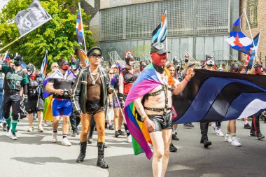 LGBTQ + gururu ve fetiş geçit törenine katılanlar kimliğini ifade ediyor