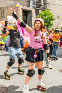 Oslo, Norveç - 28 Haziran 2025: LGBTQ + Onur Yürüyüşünü kutlayan neşeli kadın paten