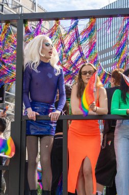 Oslo, Norveç - 28 Haziran 2025: Renkli bir geçit töreninde sürükleme kraliçesi gösteri yapıyor