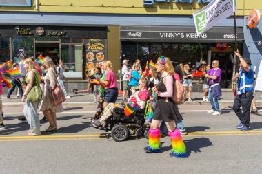 Oslo, Norveç - 28 Haziran 2025: Gökkuşağı bayraklarıyla yürüyen, onur yürüyüşü sırasında çeşitliliği kucaklayan ve kapsayan katılımcılar