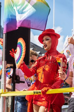 Oslo, Norveç - 28 Haziran 2025: Kırmızı kostümlü sürükleme kraliçesi ve gökkuşağı hayranı LGBTQ Onur Kutlaması