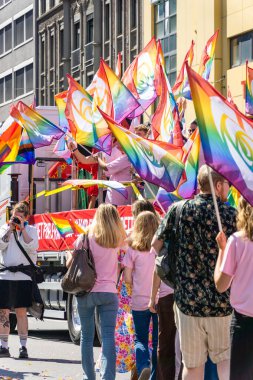 Oslo, Norveç - 28 Haziran 2025: Canlı bir gurur yürüyüşü sırasında insanlar yürüyüş, tezahürat ve gökkuşağı bayrakları sallıyor