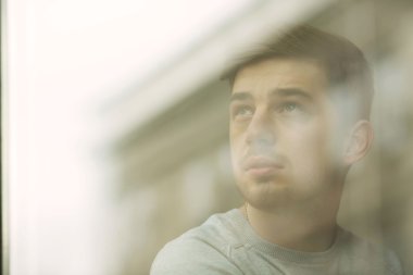 düşünceli yakışıklı delikanlı portresi 