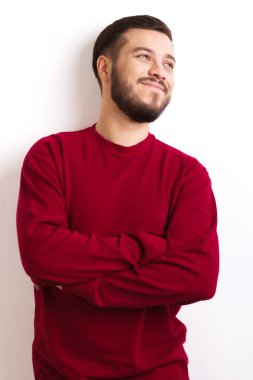 Beyaz arka plan üzerinde izole beyaz sakallı yakışıklı