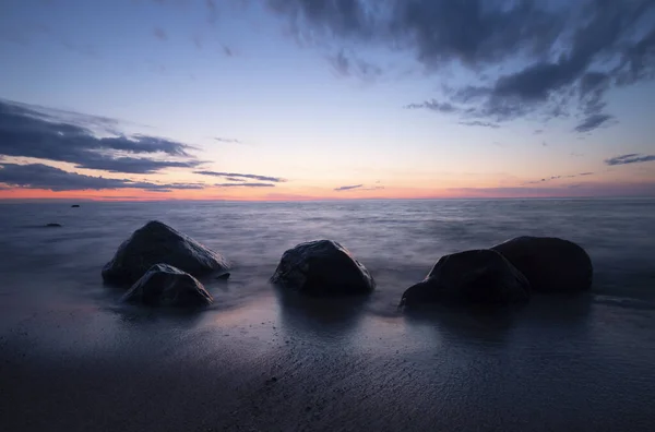 長い露出で撮影されたバルチック海の上の夕日 — ストック写真