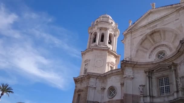 Gevel van de kathedraal in Cadiz — Stockvideo