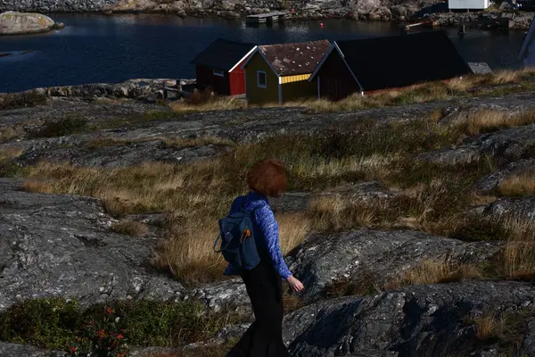 Girl travels through the archipelago — Stock Photo, Image