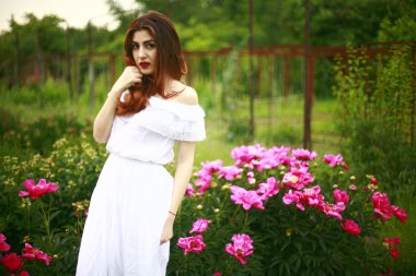 peonies çiçekli güzel kız