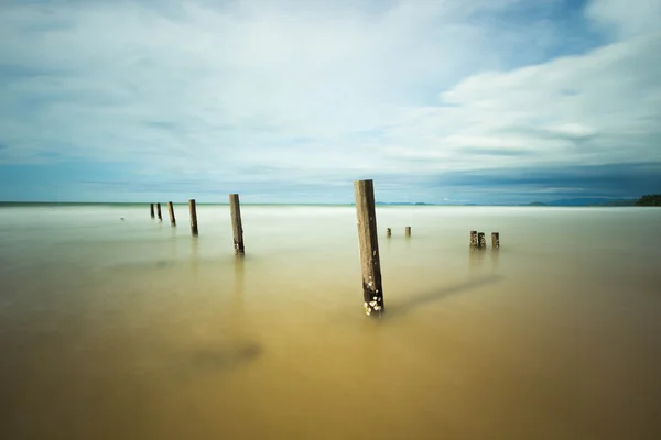 Cerca de madeira abandonada na praia — Fotografia de Stock