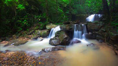 Sabah'deki / daki güzel şelale.