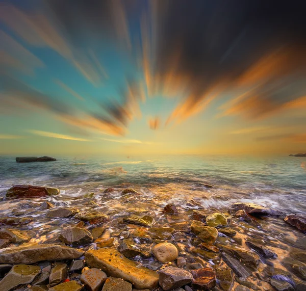 Puesta de sol panorámica sobre la playa en Borneo — Foto de Stock