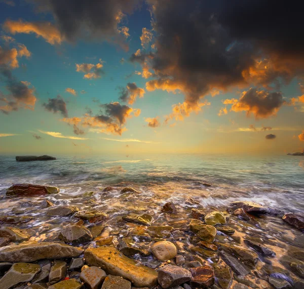 Coucher de soleil panoramique sur la plage de Bornéo — Photo