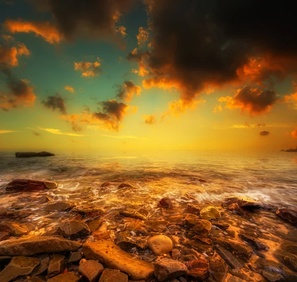 Coucher de soleil panoramique sur la plage de Bornéo — Photo