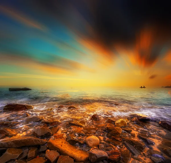 Coucher de soleil panoramique sur la plage de Bornéo — Photo