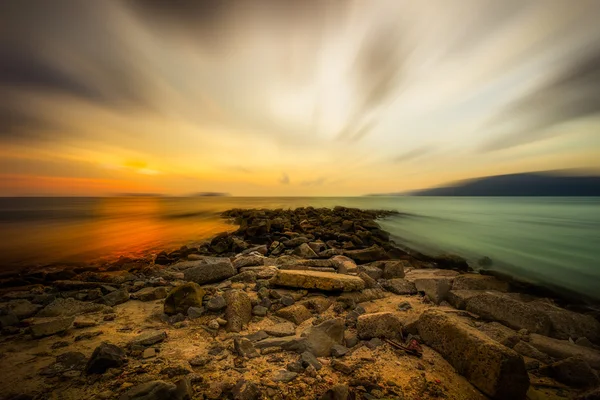 Günbatımı manzaralı plaja Borneo üzerinde — Stok fotoğraf