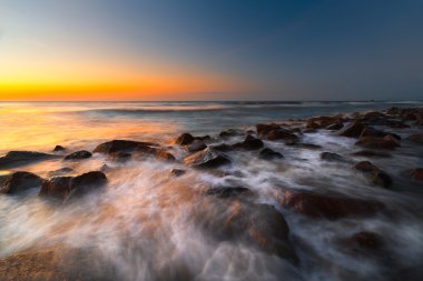 Günbatımı manzaralı plaja Borneo üzerinde