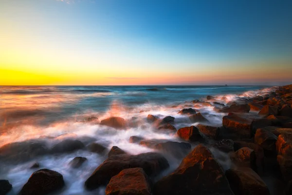 Puesta de sol panorámica sobre la playa en Borneo — Foto de Stock