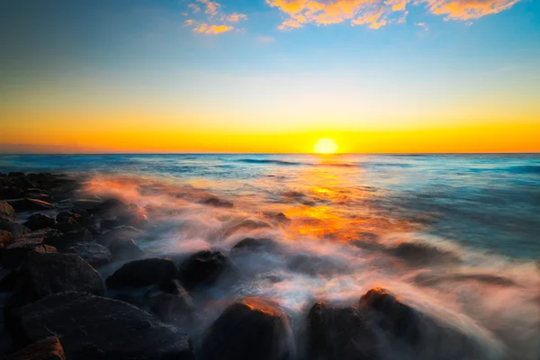 Puesta de sol panorámica sobre la playa en Borneo — Foto de Stock