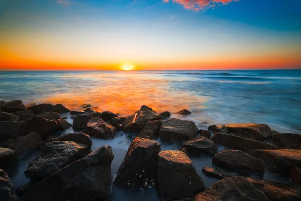 Puesta de sol panorámica sobre la playa en Borneo — Foto de Stock
