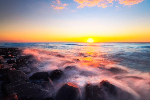 Puesta de sol panorámica sobre la playa en Borneo — Foto de Stock