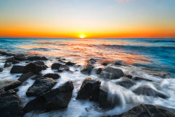 Puesta de sol panorámica sobre la playa en Borneo — Foto de Stock