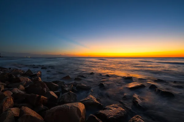 Puesta de sol panorámica sobre la playa en Borneo — Foto de Stock