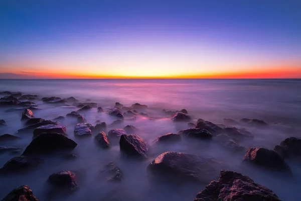 Puesta de sol panorámica sobre la playa en Borneo — Foto de Stock