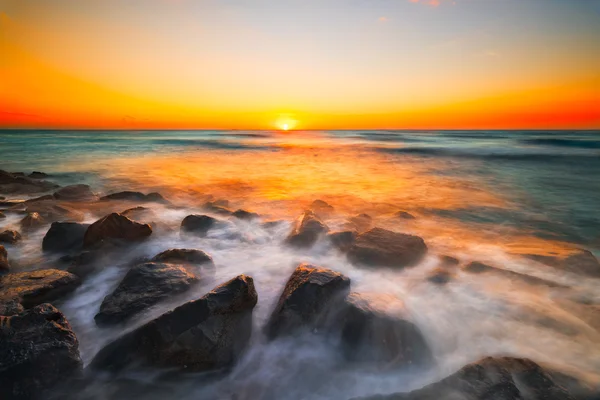 Günbatımı manzaralı plaja Borneo üzerinde — Stok fotoğraf
