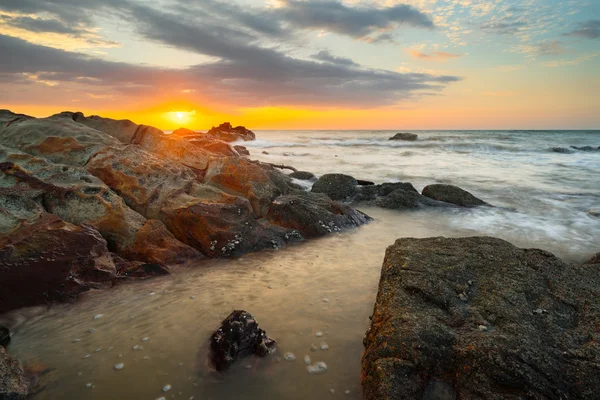 Puesta de sol panorámica sobre la playa en Borneo — Foto de Stock