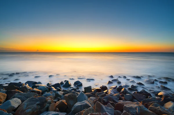 Puesta de sol panorámica sobre la playa en Borneo — Foto de Stock