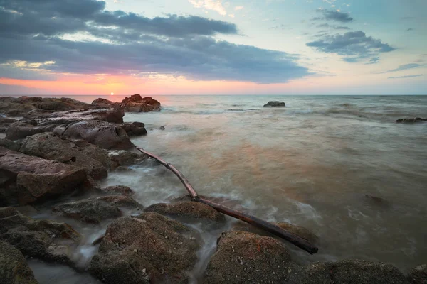 Günbatımı manzaralı plaja Borneo üzerinde — Stok fotoğraf