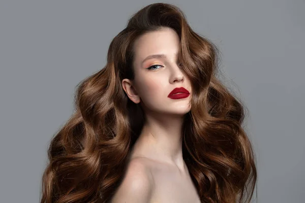 Portrait Brunette Fashion Woman Red Lips Gold Earrings Wavy Shiny — Stock Photo, Image