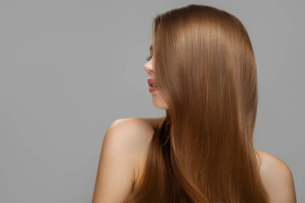 Καθαρά Μαλλιά Της Γυναίκας Μισό Πρόσωπο Είναι Καλυμμένο Καστανά Μαλλιά — Φωτογραφία Αρχείου