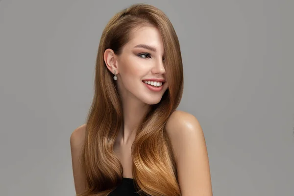 Jovem Mulher Bonita Com Sorriso Feliz Cabelo Longo Brilhante Penteado — Fotografia de Stock