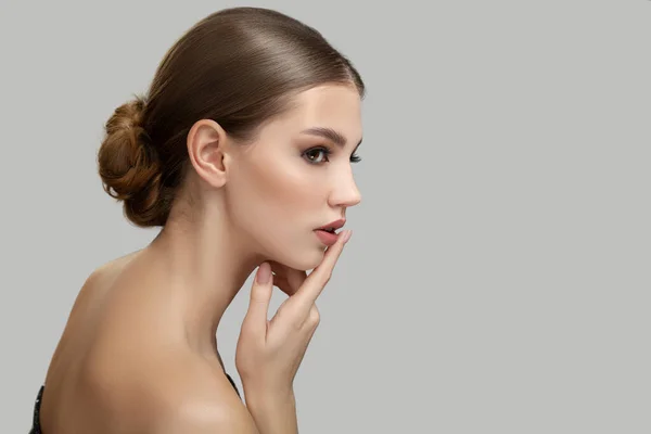 Young Woman Portrait Bare Shoulders Hand Touches Face Skin Care — Stock Photo, Image