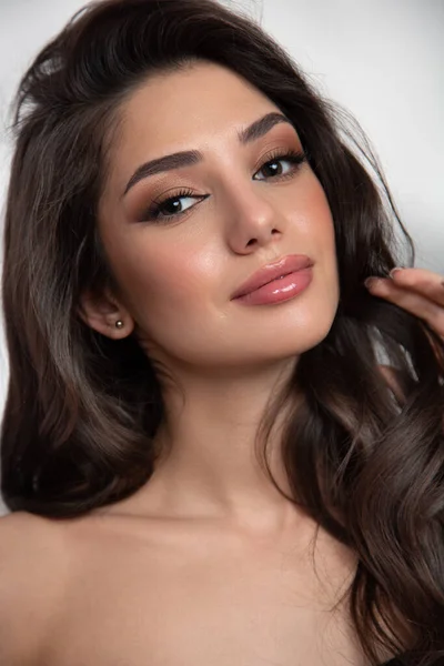 Makyajlı kadın yüzü. Gri arkaplan