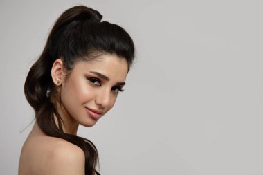 Gri arka planda güzel bir kadın. kopyala