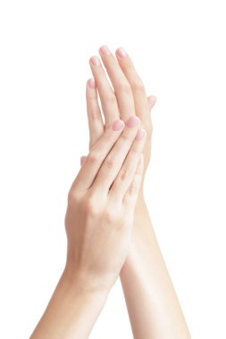 Mükemmel manikürlü bir kadının güzel elleri. Beyaz arkaplan üzerinde izole edilmiş