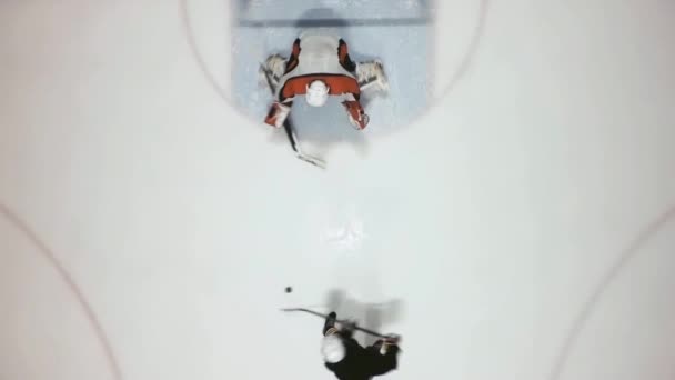 Vista aérea dos jogadores que praticam hóquei no gelo — Vídeo de Stock