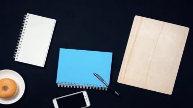 Masaüstünde kendini düzenleyen ofis ekipmanlarının düz duruş hareketi