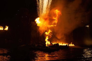 Gece çekilen binada büyük bir yangın çıktı.