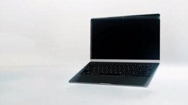 Beyaz arkaplanda birden fazla açıdan çekilen bir dizüstü bilgisayarın 3D canlandırması