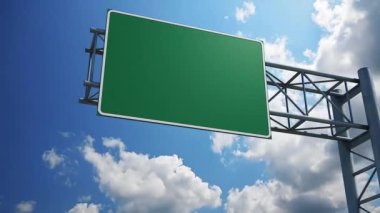 Arkaplanda hareket eden bulutlar olan boş trafik tabelaları