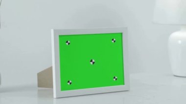 İzleme işaretleyicili yeşil ekran ile fotoğraf çerçevesini kapat