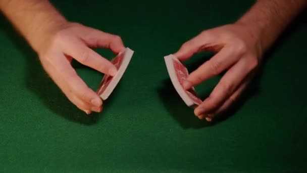 Primer plano tiro de manos barajando un mazo de cartas — Vídeo de stock