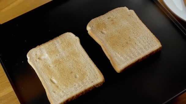 Tostadora en la cocina Hacer tostadas en el desayuno en la mañana soleada — Vídeo de stock