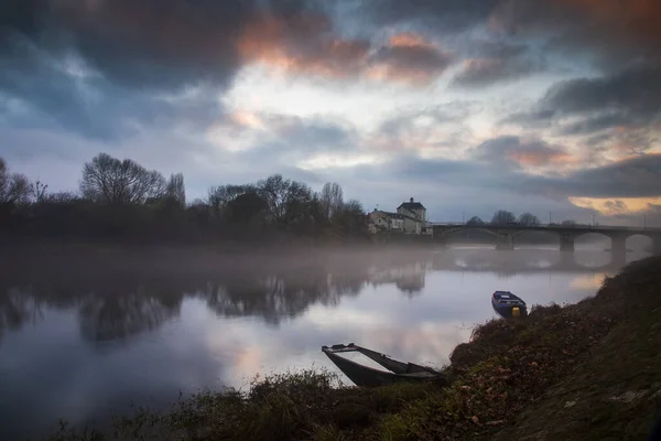 Kış mevsimi boyunca Fransa 'nın Chinon kentindeki Vienne Nehri' nde günbatımı