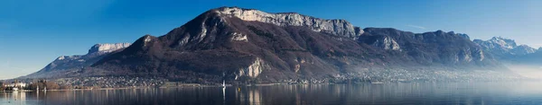 Панорама озера Аннеси и гор во Франции — стоковое фото